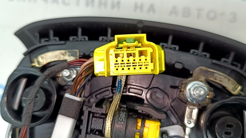Подушка безопасности airbag в руль водительская Audi Q7 16-20 черная, потерт хром