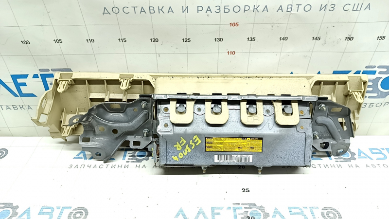 Узкий план на пиропатрон подушки безопасности колена Lexus, видны следы ржавчины.
