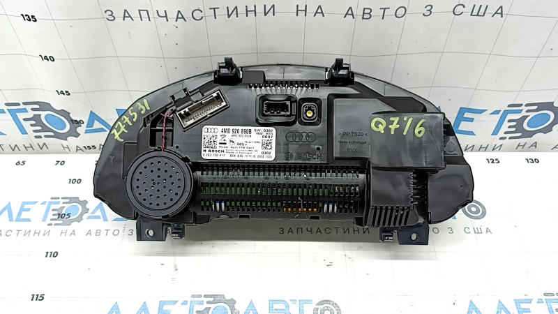 Щиток приборов Audi Q7 2016-2026, рассмотрен со стороны дисплея с немного видимыми следами использования.