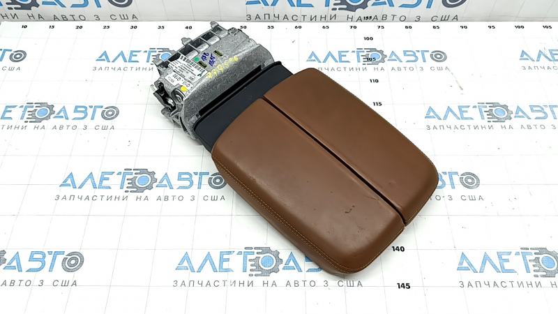 Подлокотник Audi Q7 16-19 кожа коричневая, потерт, вмятины, под чистку