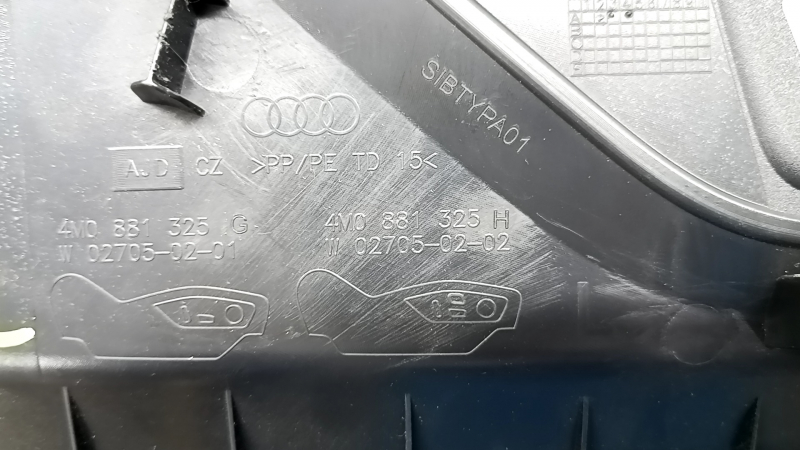 Крепление боковой накладки для Audi Q7, левое, с видимыми повреждениями