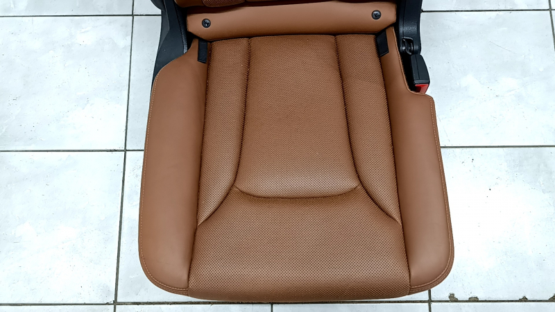 Крупный план обивки сиденья Audi Q7, видно перфорацию.