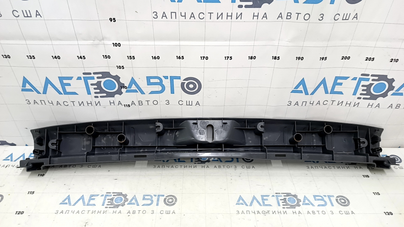 Крупный план используемой багажной накладки, видно состояние поверхности.