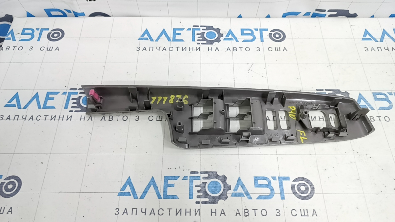 Накладка управления стеклоподъемником двери передней левой Toyota Prius V 12-17 серая, царапины