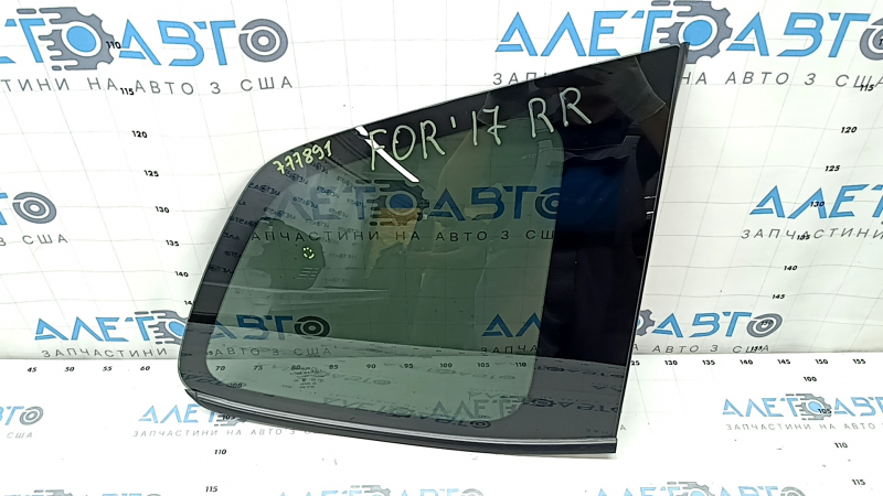 Боковая форточка пошагового ракурса для Subaru Forester 2014-2018 с видимыми следами эксплуатации.