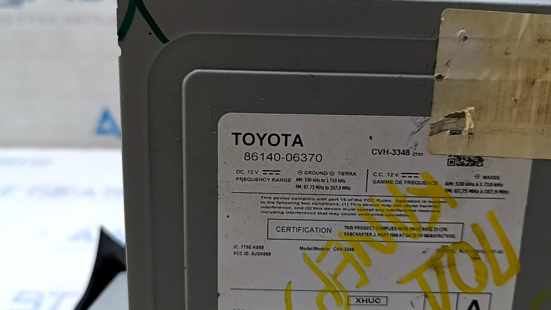 Тыльная сторона дисплея мультимедиа Toyota Camry с деталями подключения, наличие следов износа