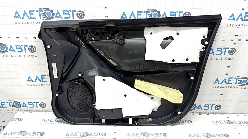 Обшивка двери карточка передняя левая Subaru Forester 17-18 SJ черная с серой вставкой ткань, подлокотник кожа серая, с ручкой, с серой накладкой, сломано крепление, царапины, под чистку