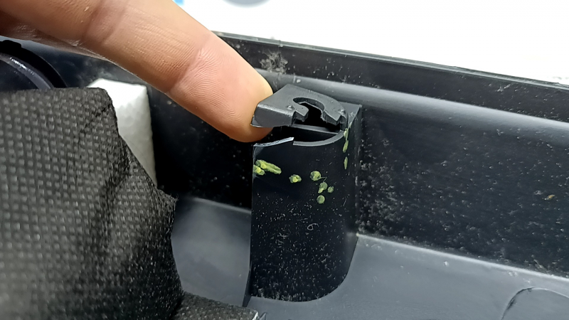 Обшивка двери карточка передняя левая Subaru Forester 17-18 SJ черная с серой вставкой ткань, подлокотник кожа серая, с ручкой, с серой накладкой, сломано крепление, царапины, под чистку