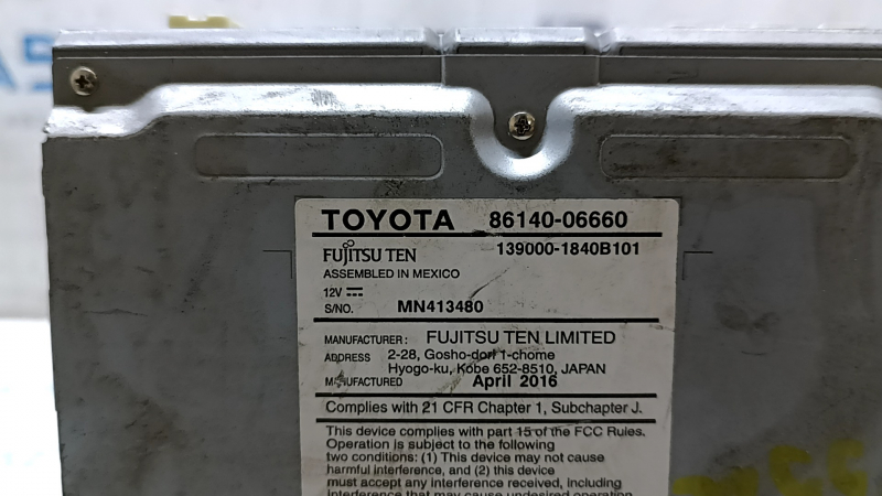 Крупный план блоков подключения мультимедиа для Toyota Camry, состояние подключения хорошее.