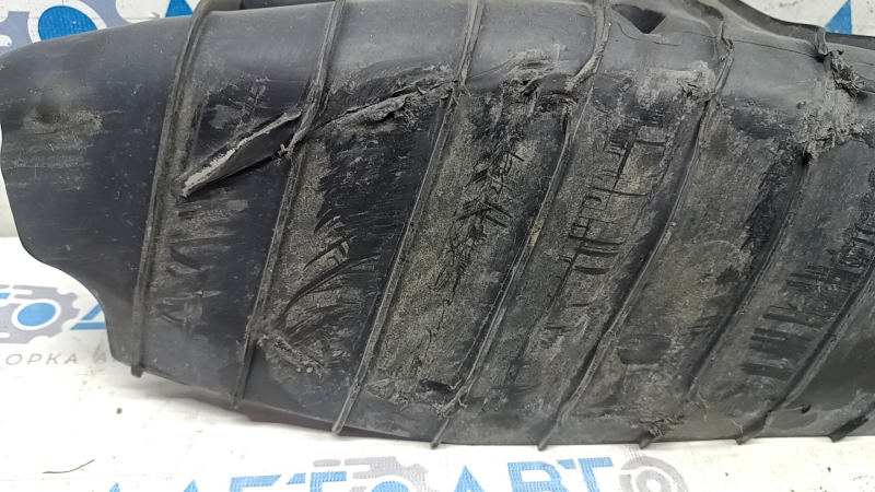Накладка нижнего рычага под пружину задняя левая Audi Q5 80A 18-25 примята, потерта, надрывы