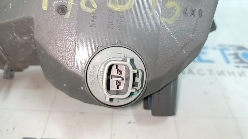 Поворотник правый Toyota Prius V 12-14 дорест, песок, царапины