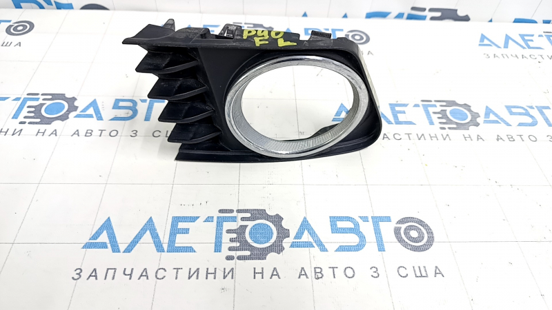 Решетка бампера левая Toyota Prius V 12-14 дорест под птф, песок, тычки