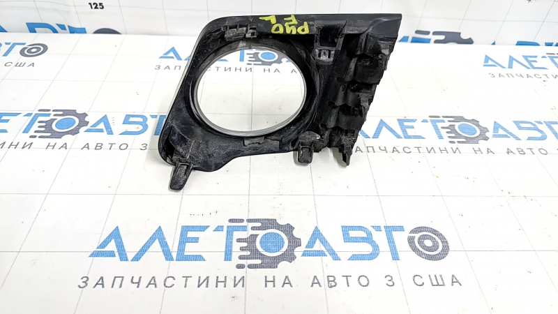 Решетка бампера левая Toyota Prius V 12-14 дорест под птф, песок, тычки