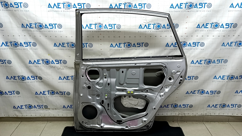 Дверь голая задняя правая Toyota Prius V 12-17 серебро 1F7, тычка, примятость, царапина