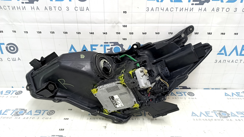 Фара передняя правая в сборе Toyota Prius V 12-14 дорест LED под полировку, царапины, тычки