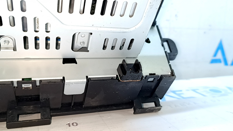 Головное устройство Toyota Prius 30 10-11 дорест, JBL, царапины, сломано крепление