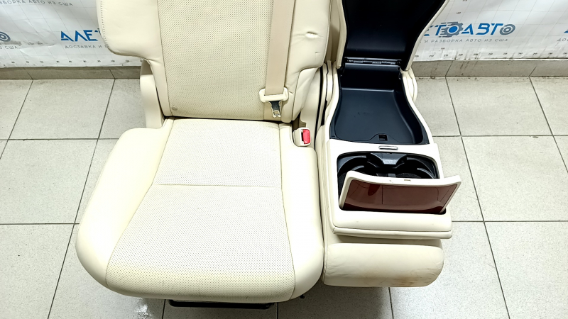 Осмотр заднего сидения Lexus RX450h, вид сбоку, присутствует сломанная накладка.