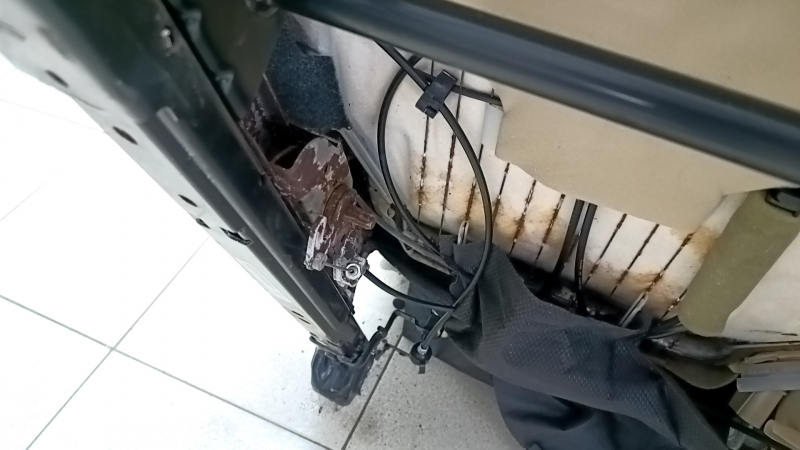 Задний ряд сидений 2 ряд правый Lexus RX350 RX450h 10-12 кожа, бежевый, без airbag, перфорация, с ремнем и подлокотником, примятости кожи, ржавчина, сломана накладка