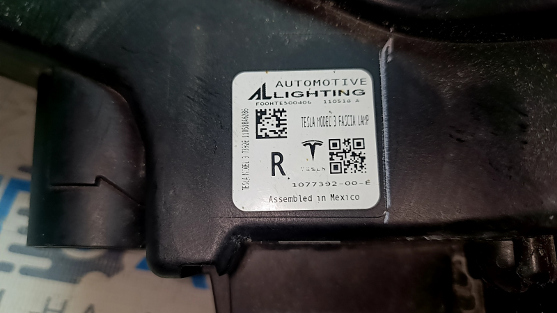 Противотуманная фара птф правая Tesla Model 3 18-23 с поворотником, с корректором, песок