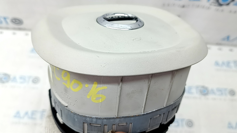 Подушка безопасности airbag в руль водительская Volvo XC90 16-25 серая, царапины, полез хром