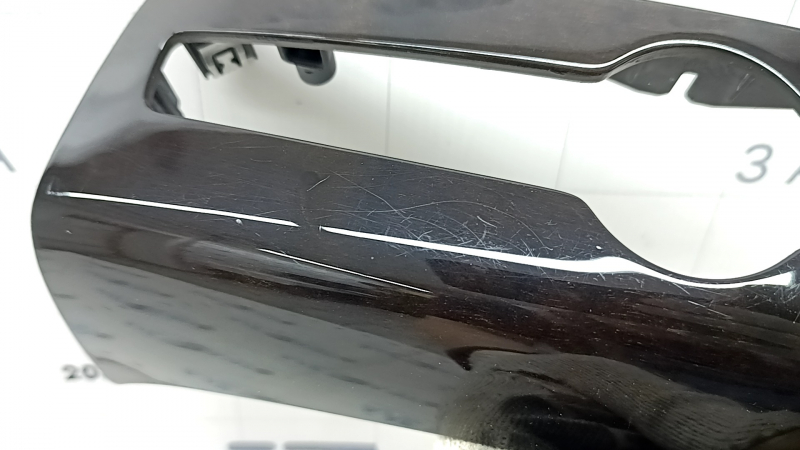 Накладка передней панели центральная нижняя Volvo XC90 16-23 под дерево береза, глянец, царапины