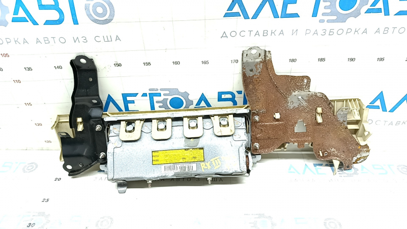 Общий вид коленной подушки безопасности для Lexus RX350 и RX450h, со следами эксплуатации