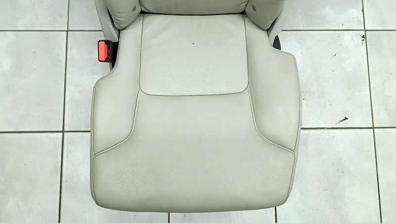 Кожаное сидение от Volvo XC90, вид спереди, с царапинами на поверхности.