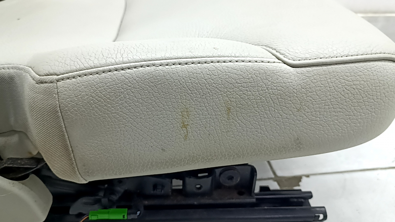 Заднее сидение левое Volvo XC90 16-22 кожа серая под 3 ряда, под химчистку, царапины на подголовнике