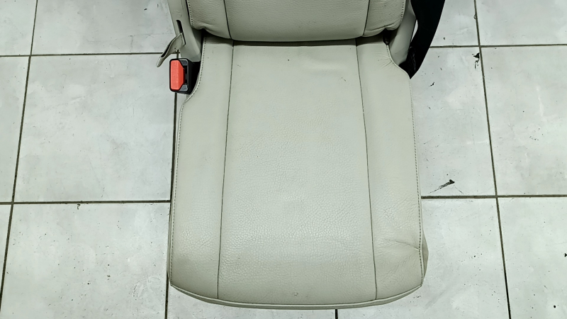 Заднее сидение центральное Volvo XC90 16-23 кожа серая под 3 ряда, с ремнем, под химчистку, царапины, примято
