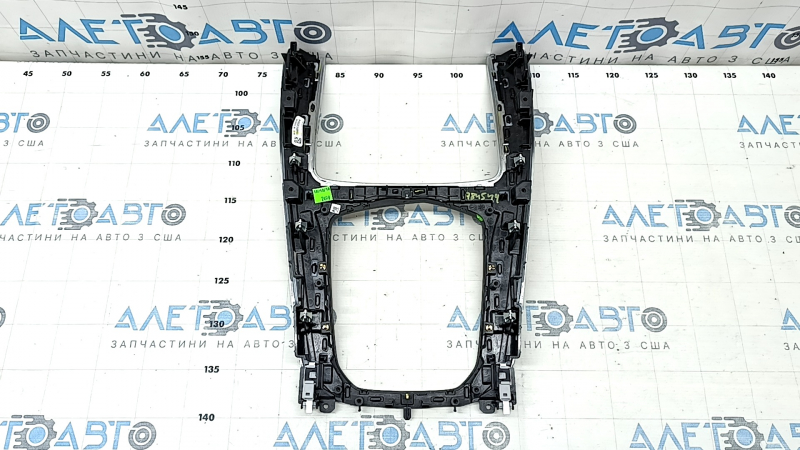 Накладка панели BMW X5 G05, видно текстуру и износ от эксплуатации.