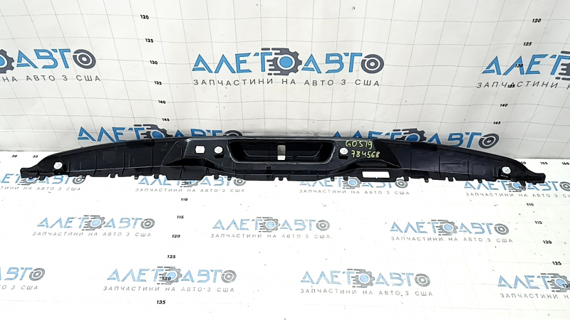 Накладка замка двери багажника верхнего BMW X5 G05 19-26 черная, царапины
