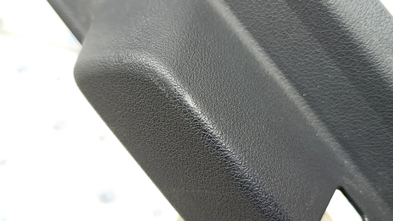 Накладка замка двери багажника верхнего BMW X5 G05 19-26 черная, царапины