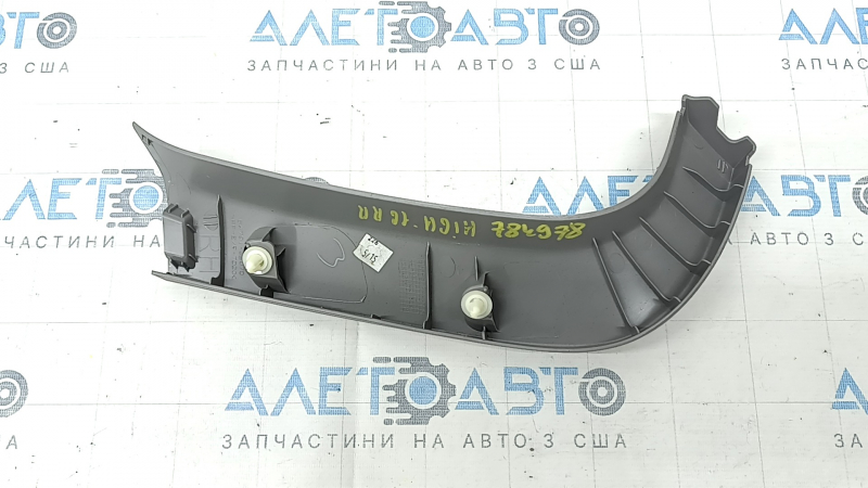 Обшивка двери багажника правая Toyota Highlander 14-19 серая, царапины