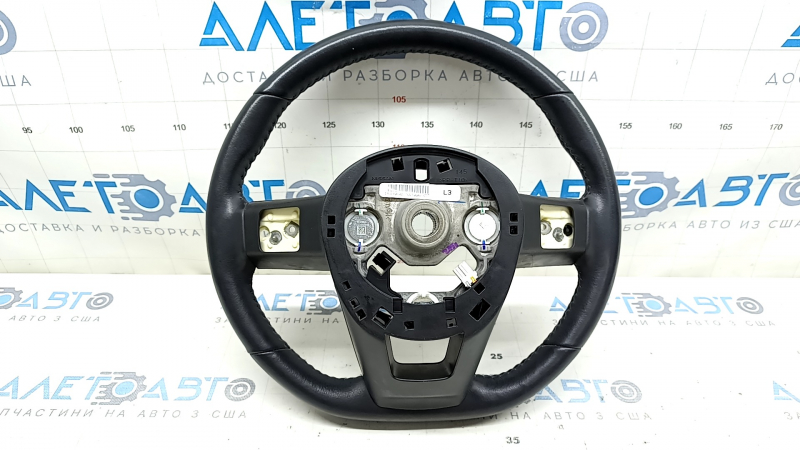 Крупный план кожаной обивки руля Nissan Rogue 22-26 с потертостями.