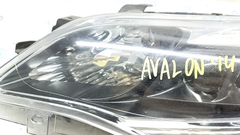 Фара передняя левая Toyota Avalon 13-16 голая галоген, песок
