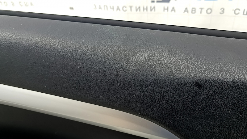Обшивка двери карточка передняя левая Toyota Highlander 17-19 черная, подлокотник кожа черная, вставка темно красная, серый молдинг, с заглушкой, примята, под чистку