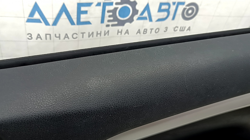 Полный вид обшивки двери снаружи, модель Toyota Highlander 2014-2019, заметны дефекты.