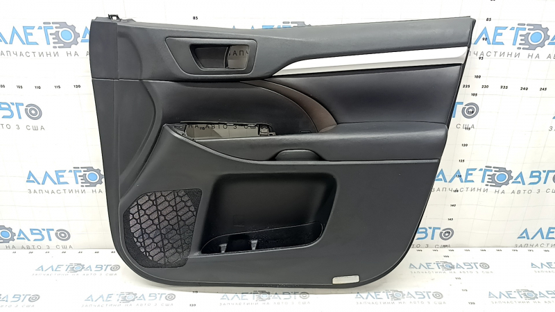 Обшивка двери передней правой Toyota Highlander 2014-2019, крупный план верхней части.
