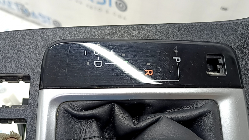 Вид на элементы управления накладки центральной консоли Toyota Highlander, без кнопок.