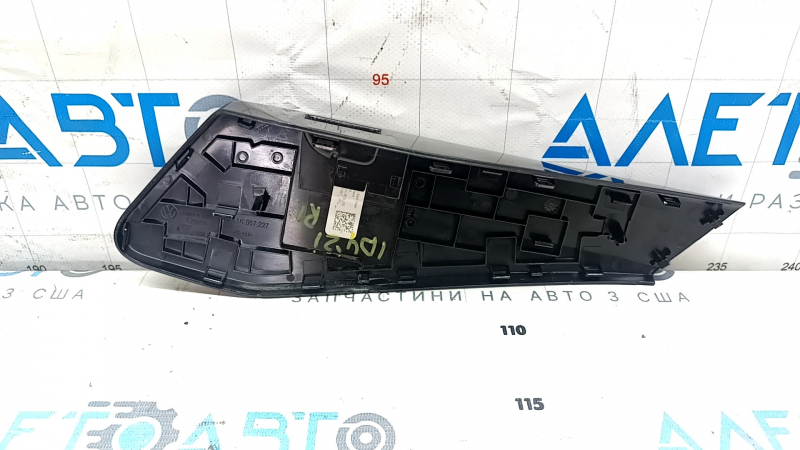 Задняя левая накладка стеклоподъемника Volkswagen ID.4, дефекты на поверхности