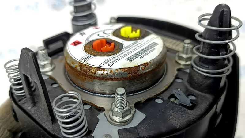Подушка безопасности airbag в руль водительская Nissan Rogue 17-20 черная, царапины, ржавый пиропатрон