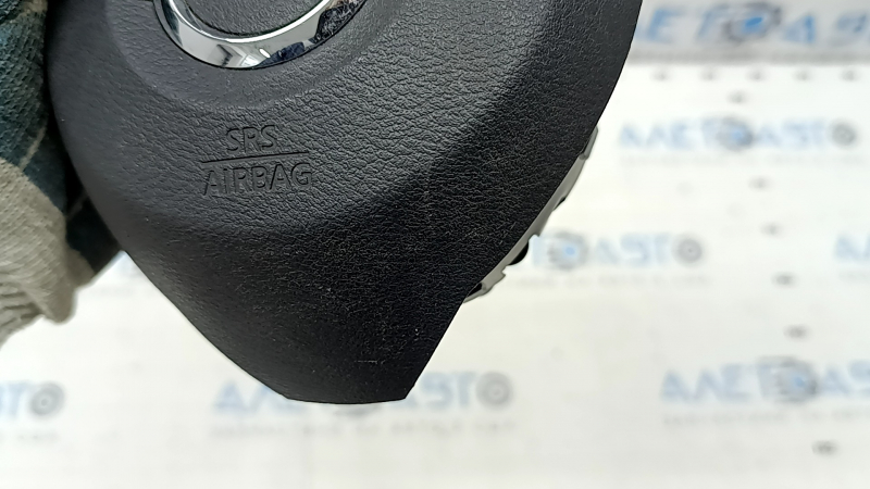 Подушка безопасности airbag в руль водительская Nissan Rogue 17-20 черная, царапины, ржавый пиропатрон