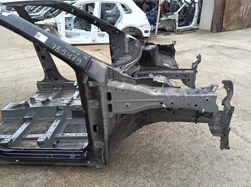 Передняя правая четверть кузова Nissan Rogue 2014-2020, с дефектами на пороге.