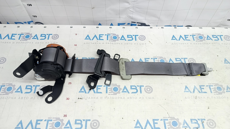 Ремень безопасности задний центральный Toyota Prius V 12-14 серый, под чистку
