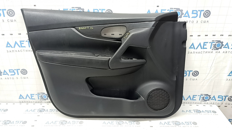 Левая передняя дверь Nissan Rogue 2014-2020 с потертостями и вмятиной.