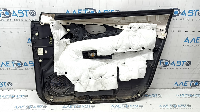 Обшивка двери Nissan Rogue, вид с внутренней стороны, требуется очистка.