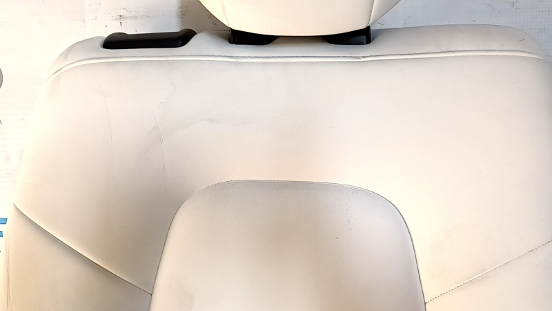 Кожаное сидение заднего ряда Tesla Model Y, небольшие загрязнения на поверхности.