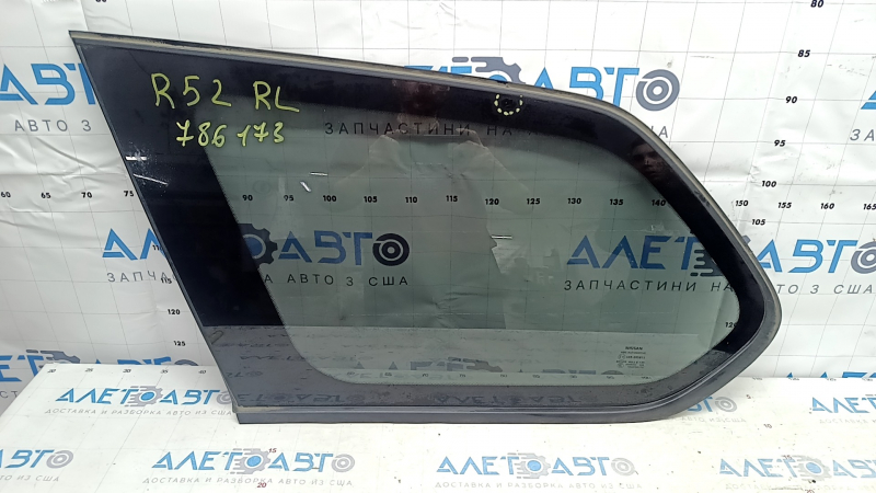 Форточка глухое стекло задняя левая Nissan Pathfinder 13-20 царапины на стекле