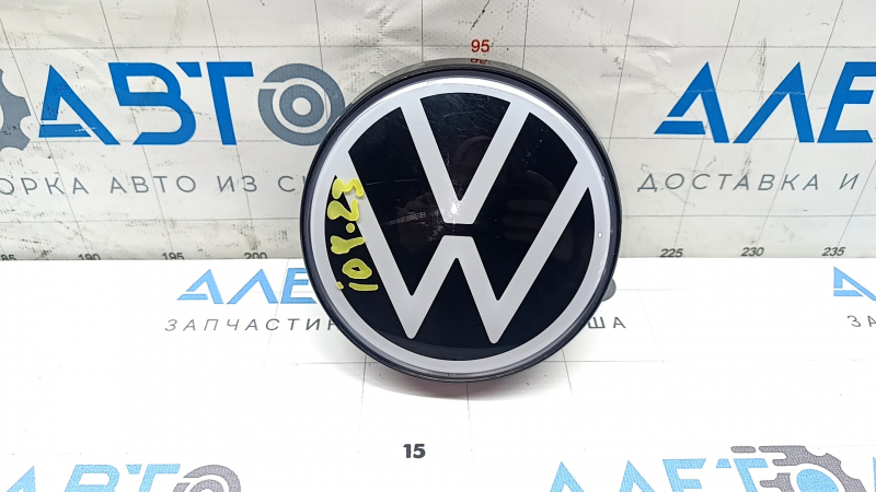 Эмблема решетки радиатора grill Volkswagen ID.4 23-26 с подсветкой, мелкие царапины, сломано крепление