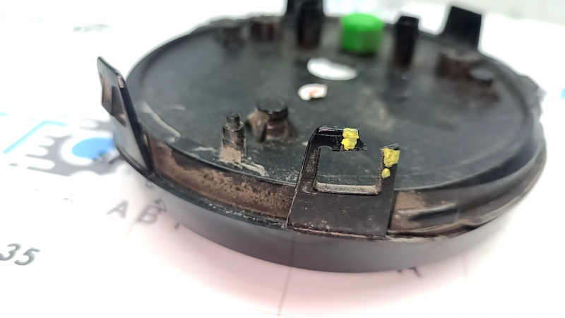 Эмблема решетки радиатора grill Volkswagen ID.4 23-26 с подсветкой, мелкие царапины, сломано крепление